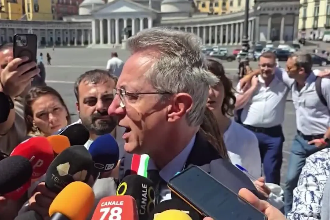 Presidio dei sindaci campani a Napoli: "Ogni 28 ore una minaccia"