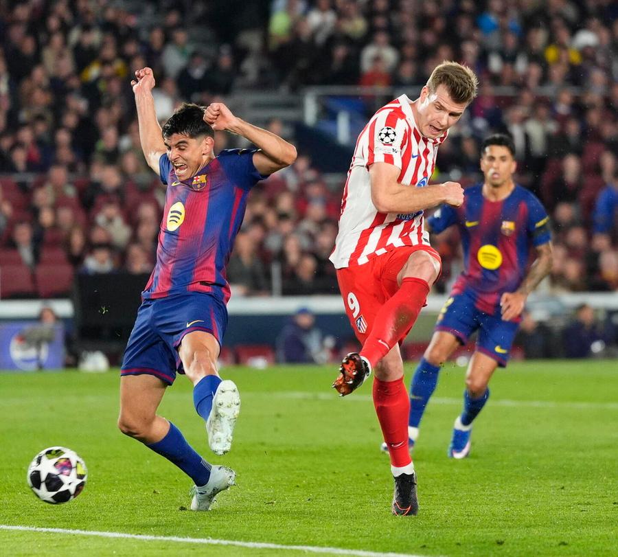 Barça in dieci, passa l’Atletico: 0-2