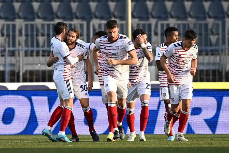 Cagliari's forward Leonardo Pavoletti celebrates with his teammates after scoring during the Italian serie A soccer match Empoli FC vs Cagliari Calcio at Carlo Castellani Stadium in Empoli, Italy, 13 February 2022 ANSA/CLAUDIO GIOVANNINI