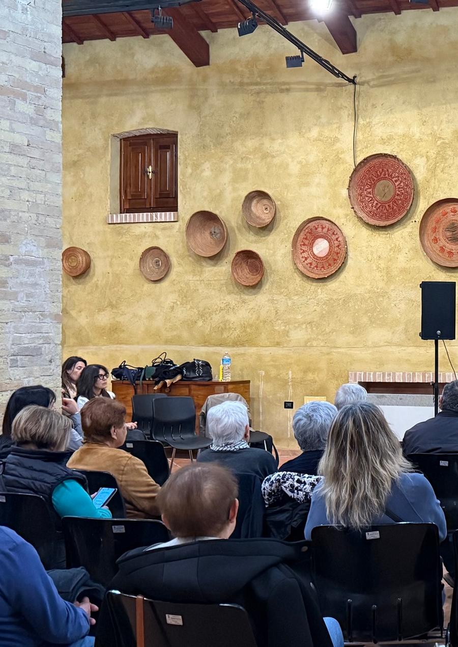 Cresce il bisogno di ascolto tra giovani e anziani