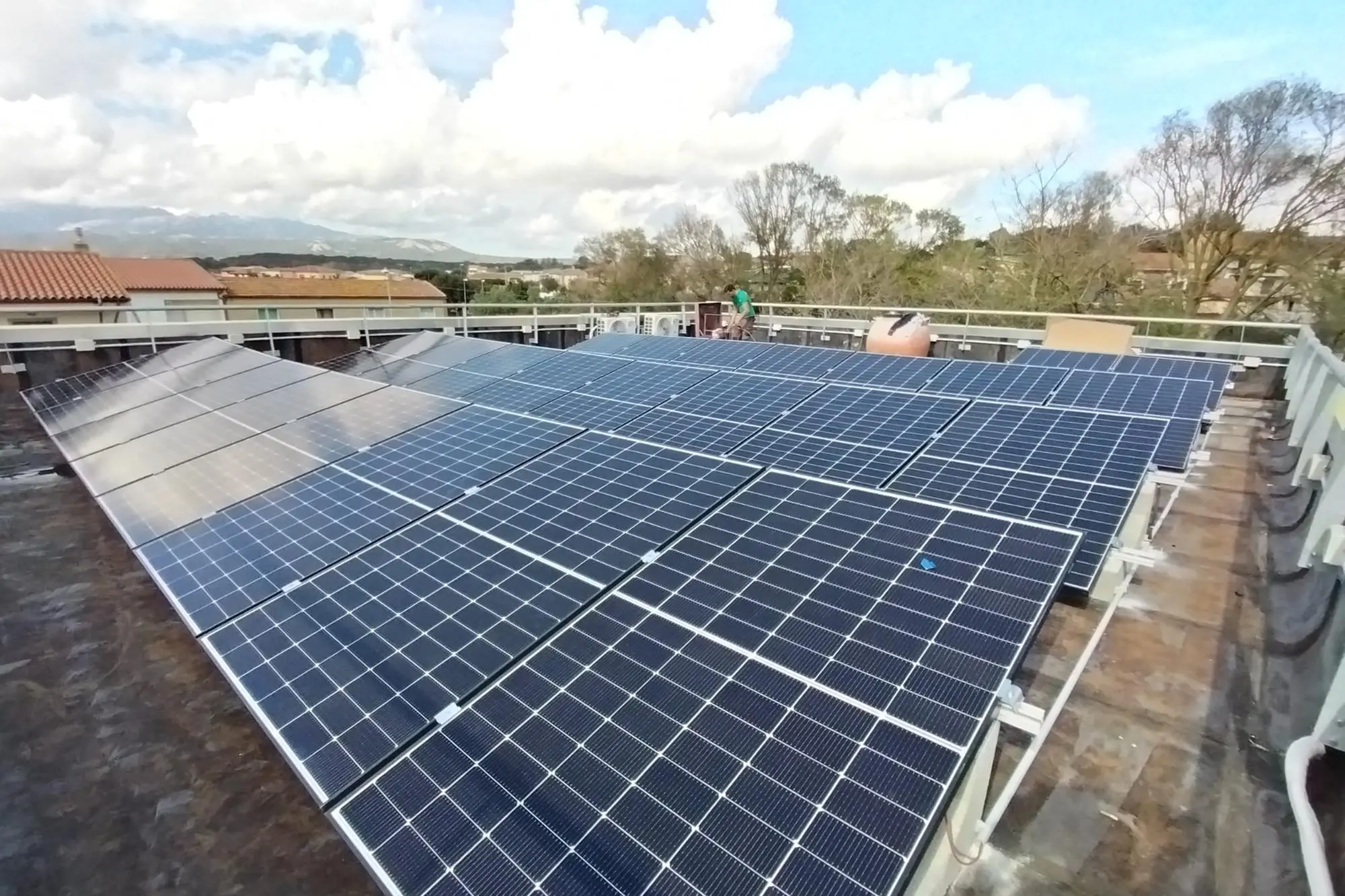 Un impianto fotovoltaico installato da Poste Italiane (foto concessa)