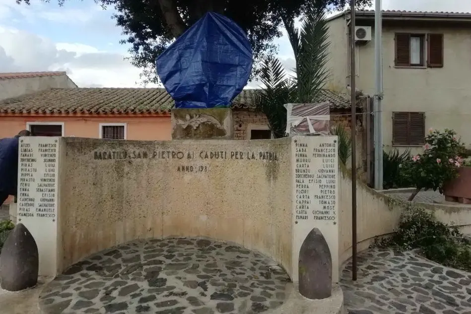 Il monumento ai Caduti (L'Unione Sarda - foto Pinna)