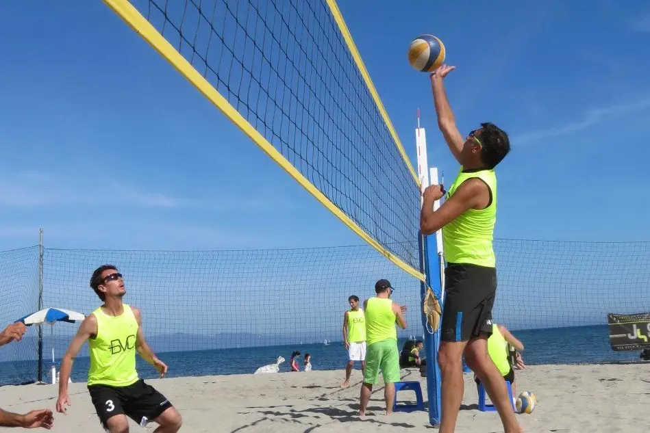 Una partita di beach volley