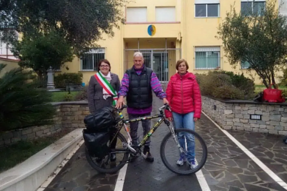 Il ciclista a Uras con il sindaco Anna Maria Dore e il capogruppo di minoranza Francesca Andria