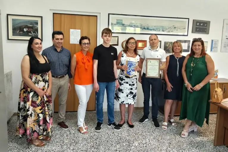 Al centro lo studente premiato (foto Pala)