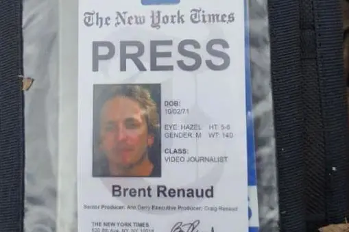 Il badge trovato addosso al reporter (da Twitter)