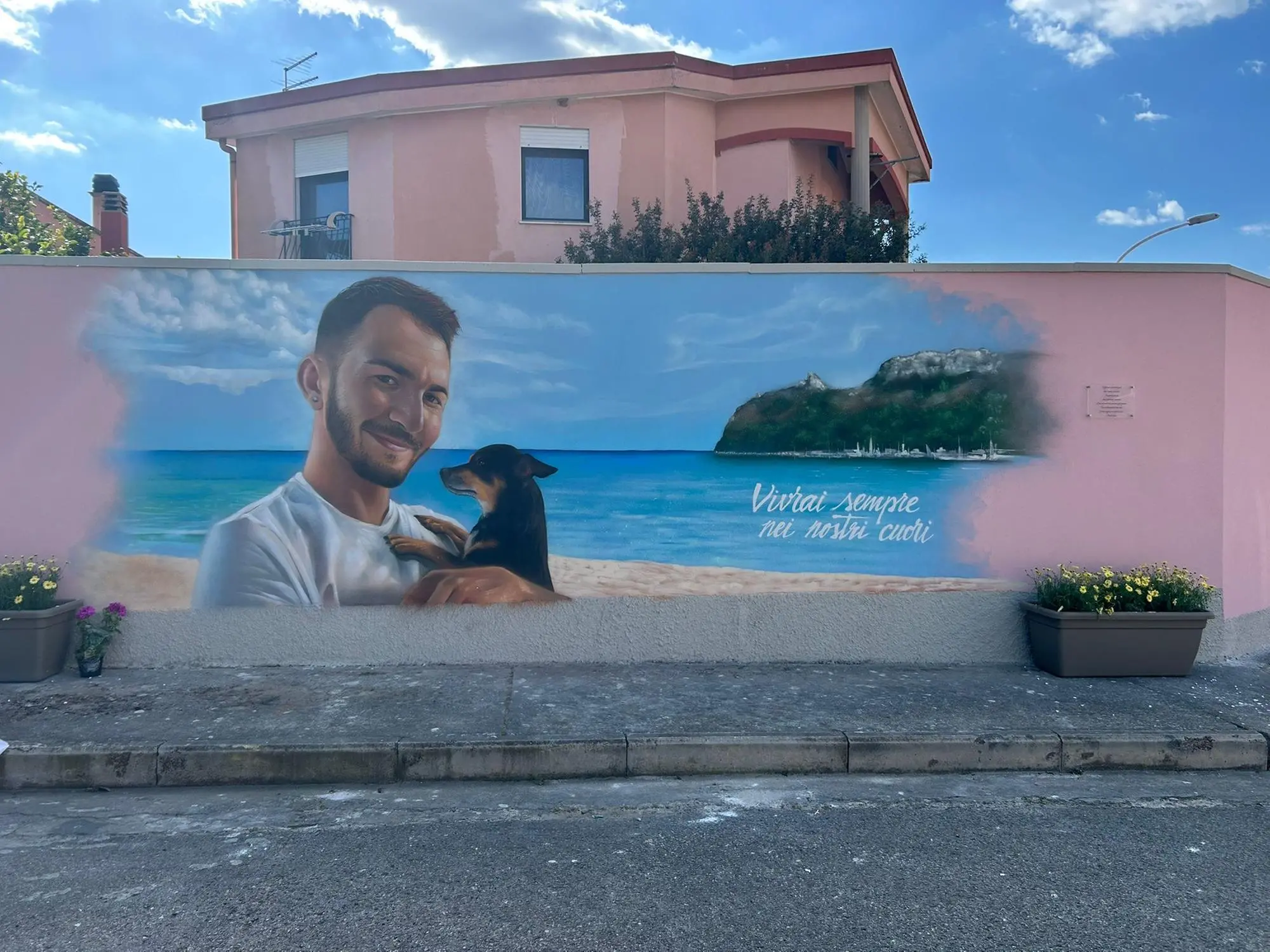 Selargius, gli amici di Nicola Salis lo ricordano con un murale: «Vivrai sempre nei nostri cuori»
