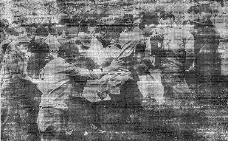 I militari recuperano le salme