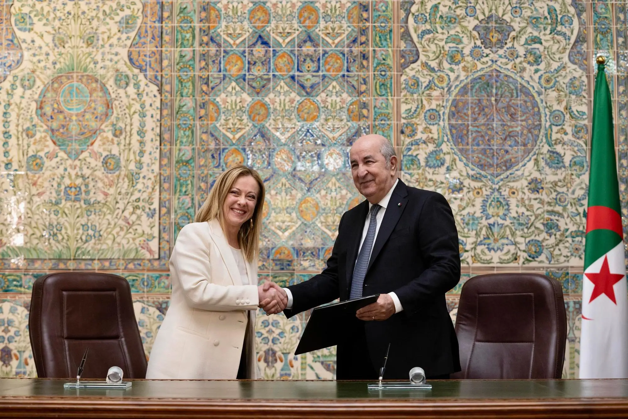 La stretta di mano tra Giorgia Meloni e il leader algerino (Ansa)