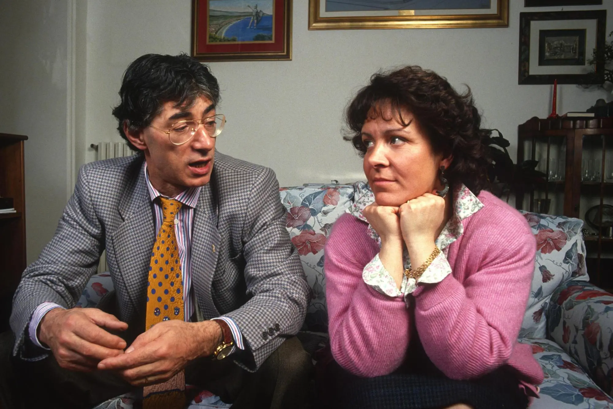 Umberto Bossi con Manuela Marrone nella casa di Gemonio a met&agrave; anni Novanta (ANSA / MAURO VALLINOTTO)