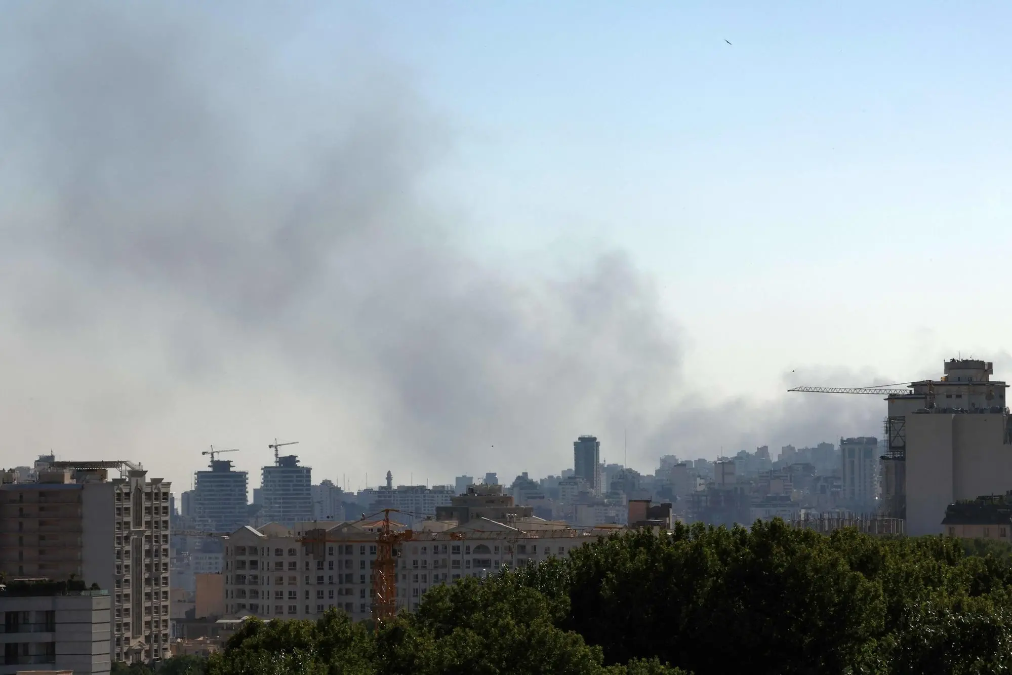 Fumo a Teheran dopo un raid israeliano (Ansa-Epa)
