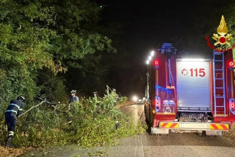 Auto intrappolata nel sottopassaggio allagato, muore una donna Intervento dei vigili del fuoco (foto Ansa)