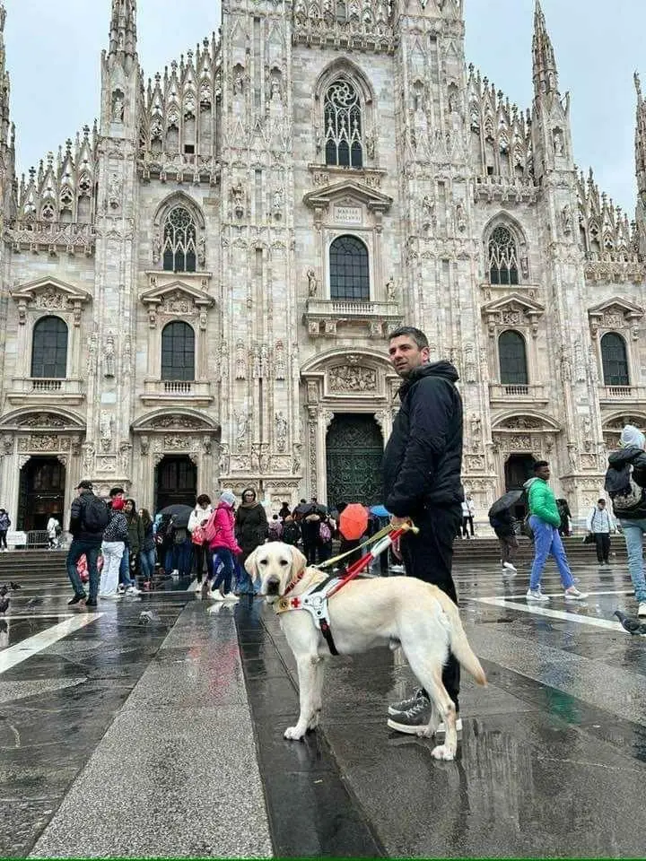 Andrea Dessolis e al suo cane Dumbo di recente a Milano (Onano)