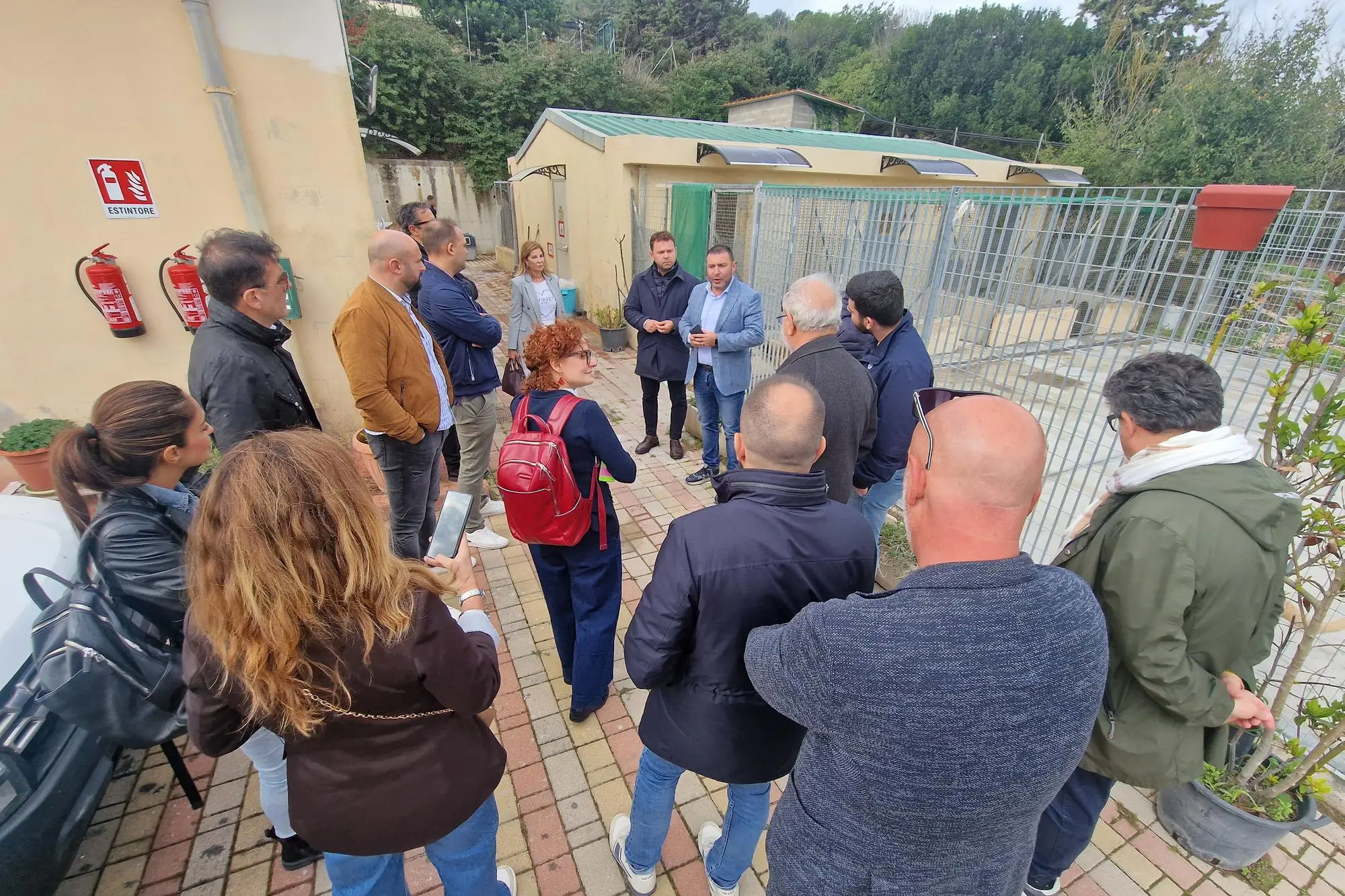 Il sopralluogo della commissione nel canile comunale