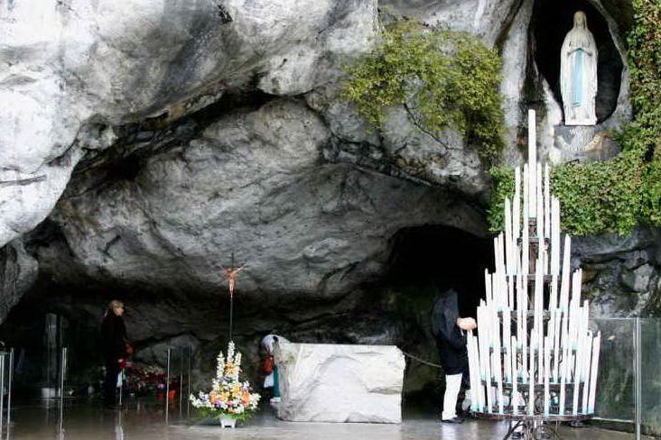 La grotta dell'apparizione a Lourdes (foto Wikimedia)