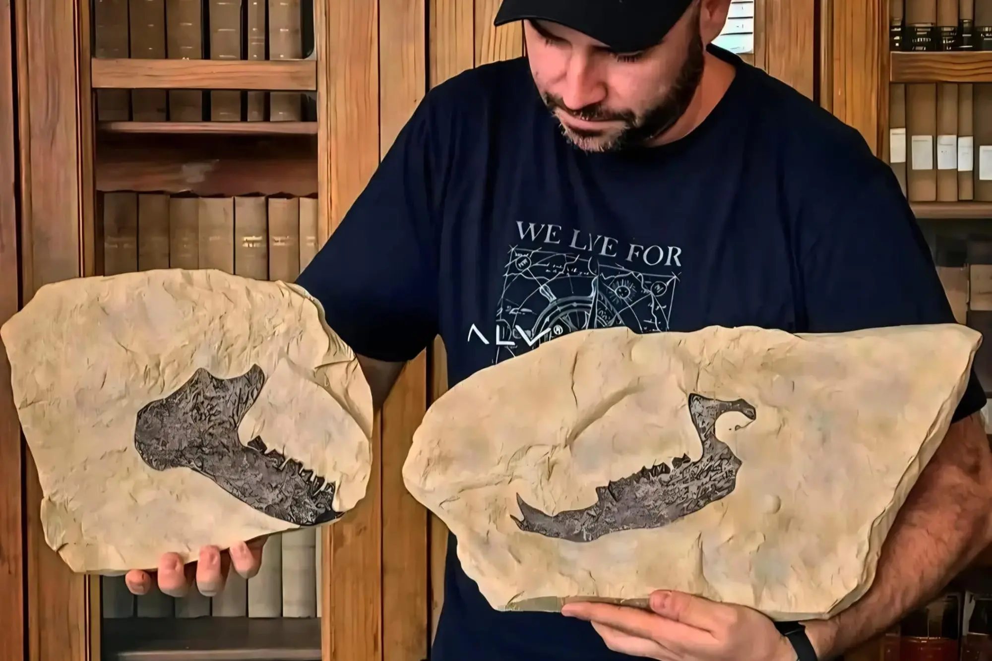 Il paleontologo con il fossile. (a. s.)