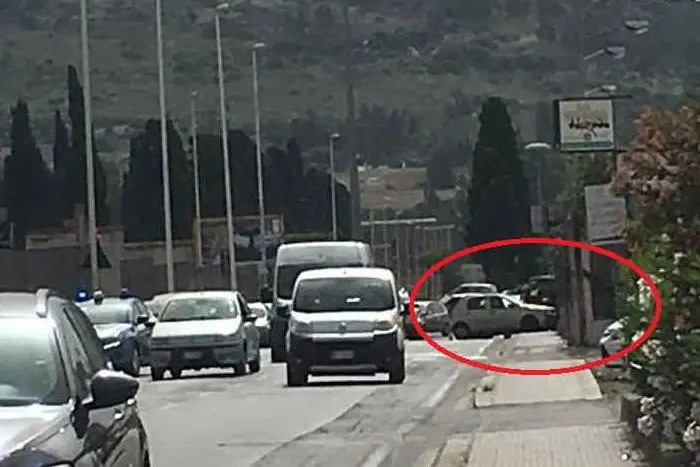 L'auto contro il muretto (foto L'Unione Sarda - Vercelli)