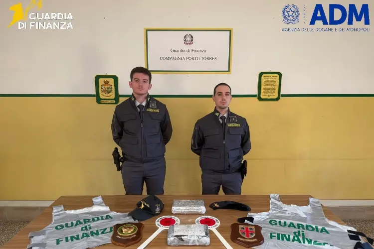 La droga sequestrata dalle Fiamme gialle (foto Guardia di finanza)