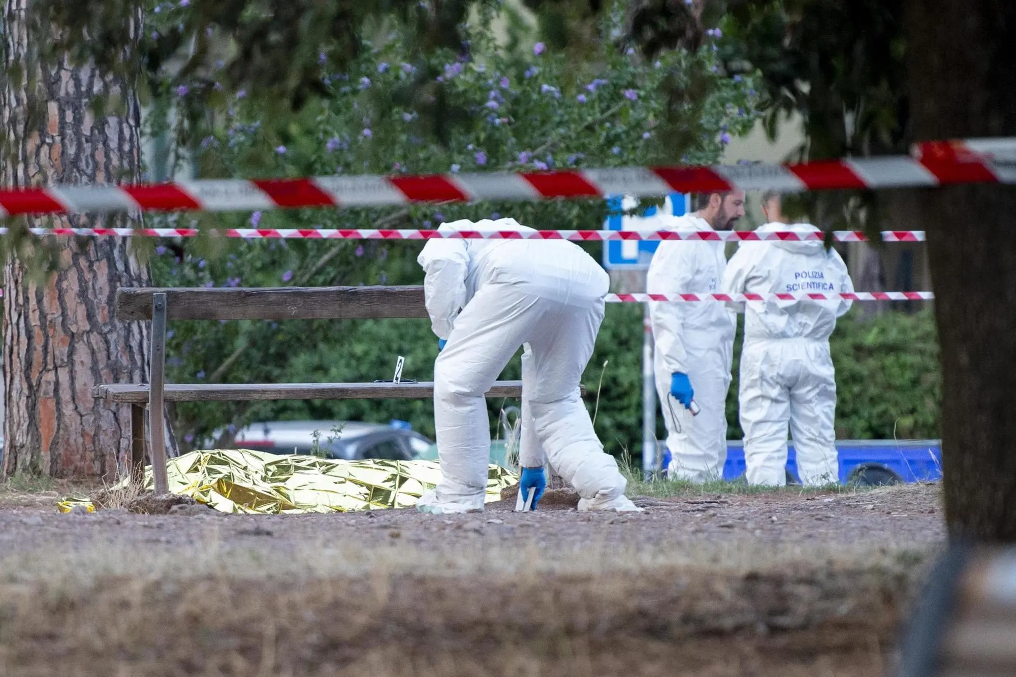 Il corpo di Fabrizio Piscitelli, conosciuto come 'Diabolik', disteso a terra al parco degli Acquedotti, Roma, 07 agosto 2019. ANSA/ RAFFAELE VERDERESE