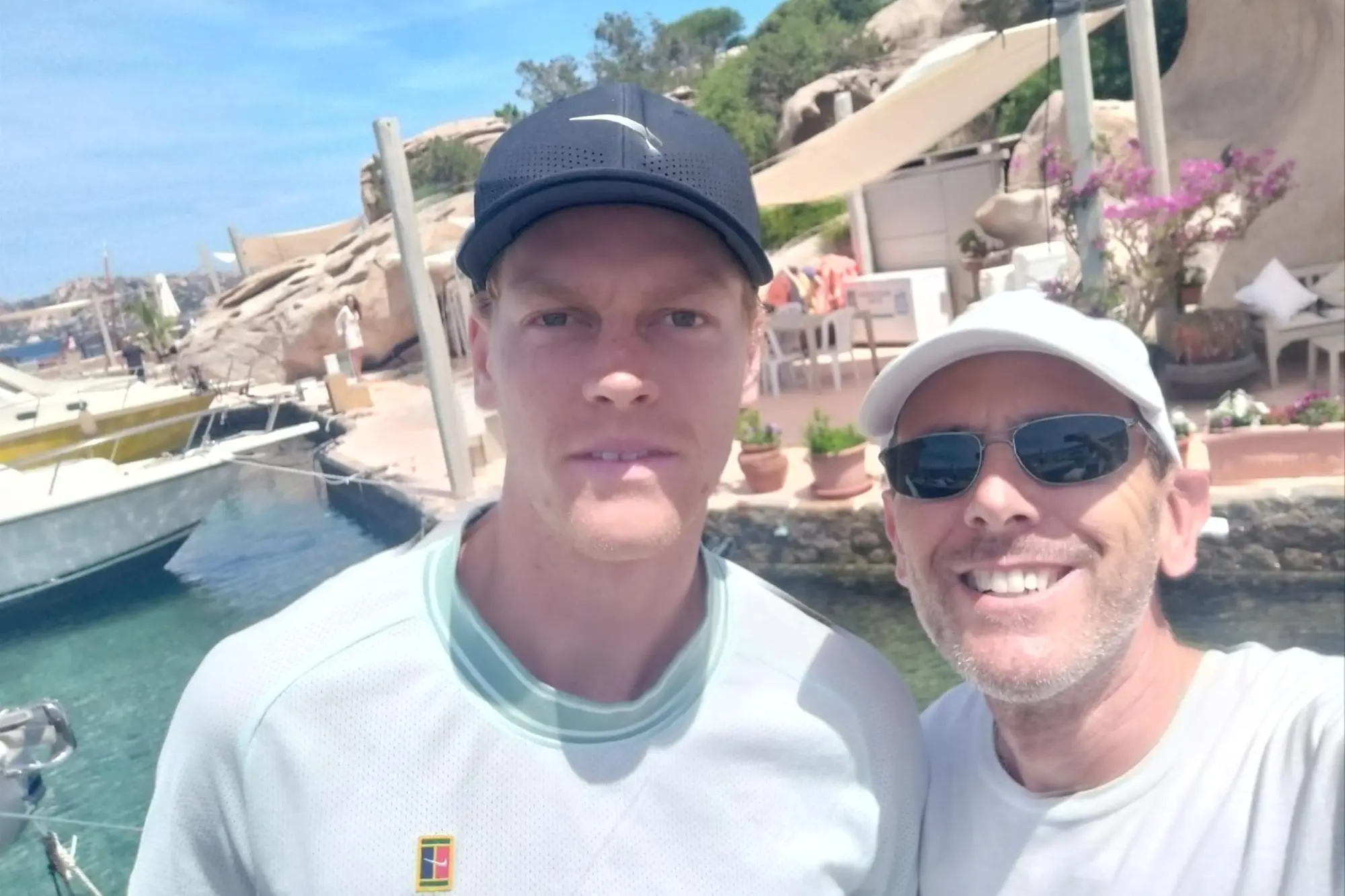 Jannick Sinner con il suo fan Massimiliano Vitiello dipendente della Marina di Porto Rafael (foto concessa)