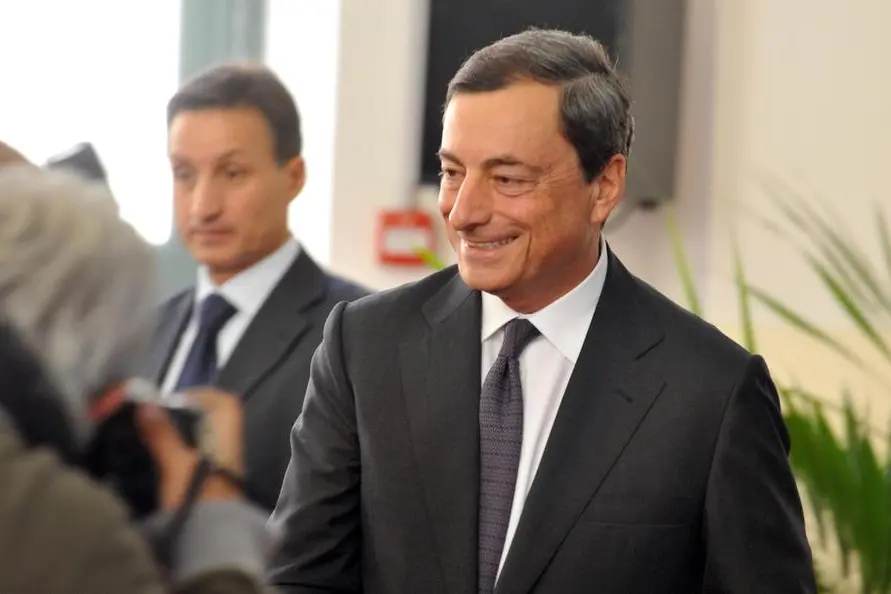 Il governatore della Banca d'Italia, Mario Draghi, nel corso di una lezione tenuta al collegio Carlo Alberto di Moncalieri, in una foto del 13 ottobre 2009. ANSA/ TONINO DI MARCO