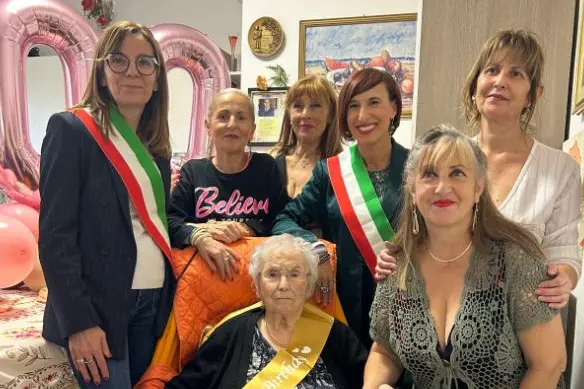 Nonna Pietruccia con gli amministratori di Osilo e Sassari (foto concessa)