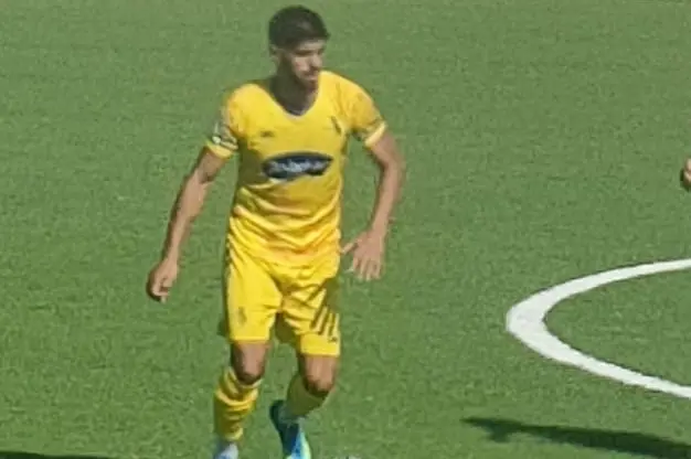 Eccellenza e Promozione, tra le oristanesi partono forte Arborea e Samugheo Maximiliano Ciarniello (34 anni) dell'Arborea, in azione contro la Tharros (foto di Giacomo Pala)