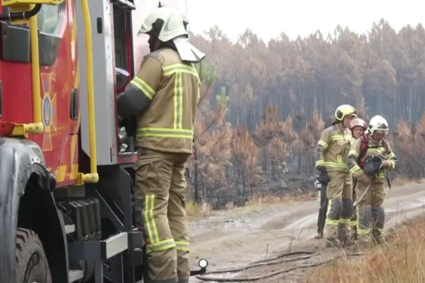 Francia, contro il maxi-incendio in Gironda anche 70 pompieri ucraini