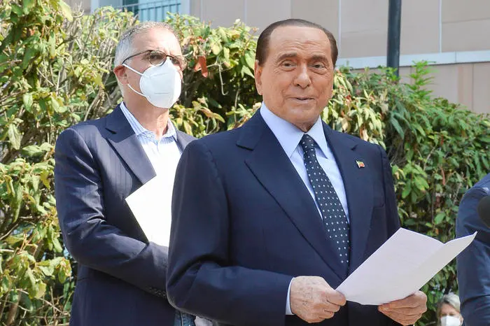 Silvio Berlusconi e il suo medico Zangrillo (Ansa)