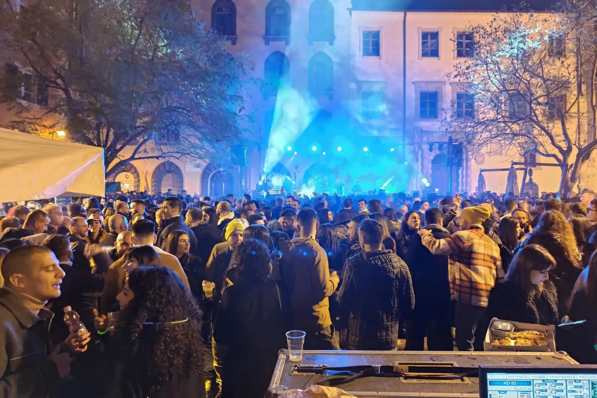 La festa in piazza Tola (foto Tellini)