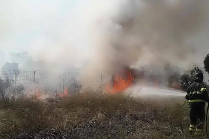 Un incendio appiccato lo scorso anno nella periferia di Selargius (L'Unione Sarda)