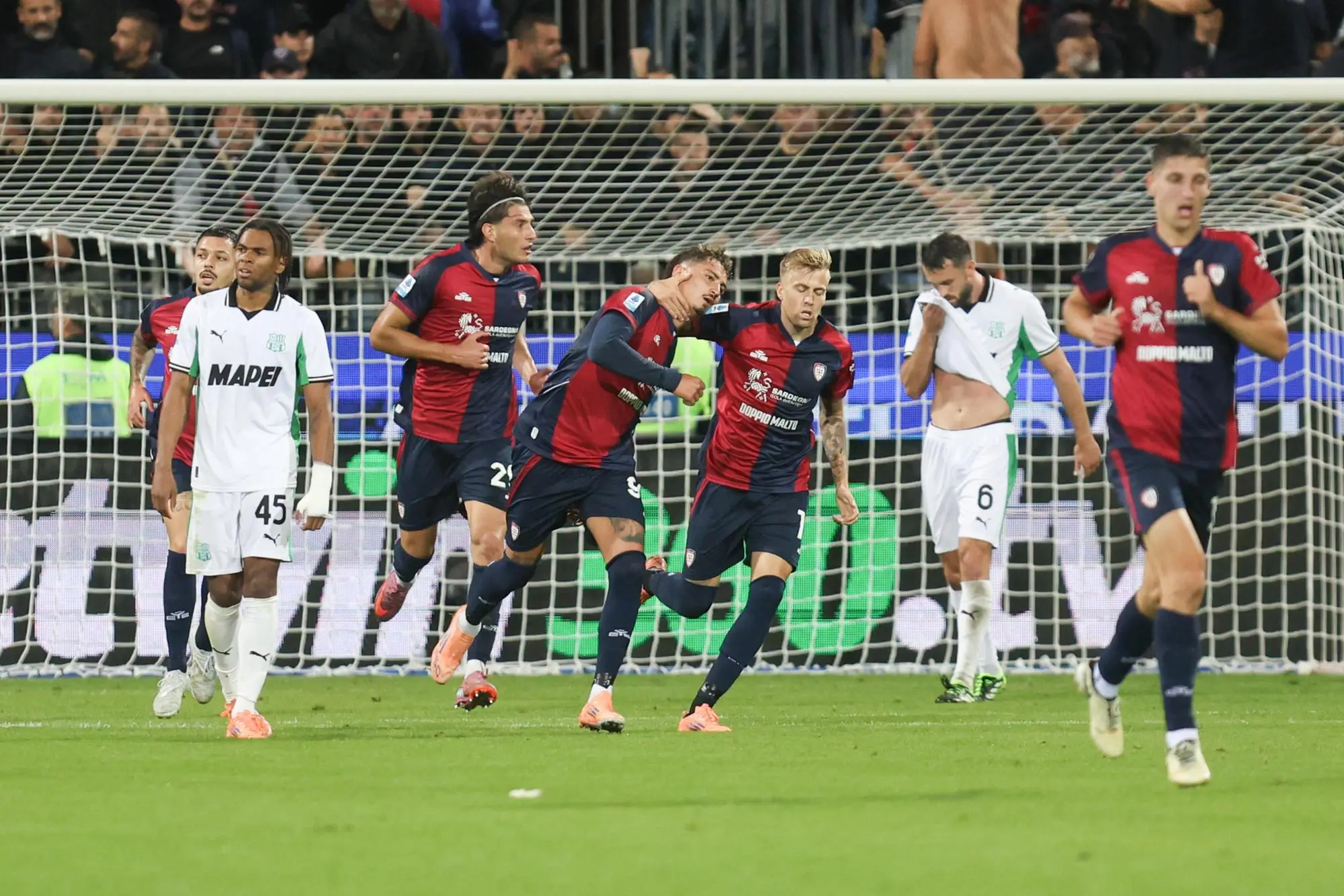 Il gol di Esposito unico lampo di luce nel buio della Unipol Domus (Ansa/Fabio Murru)