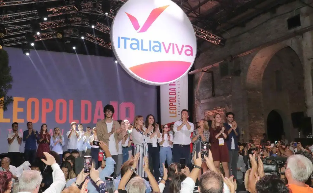 Renzi sul palco e il simbolo di Italia Viva (Ansa)