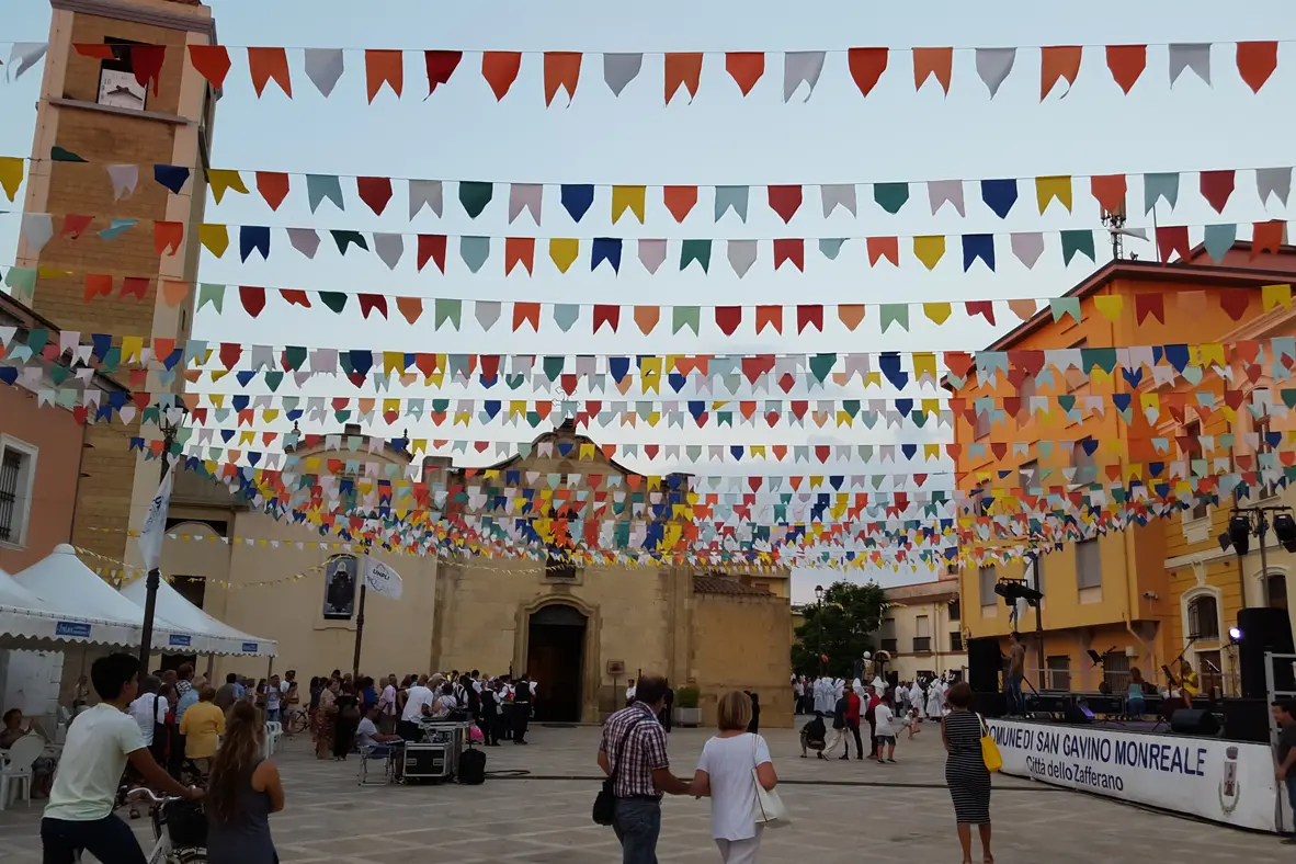 Piazza Marconi e la chiesa di Santa Chiara a San Gavino Monreale