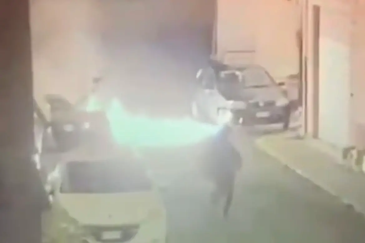 La fuga dell’incappucciato (foto da frame video)