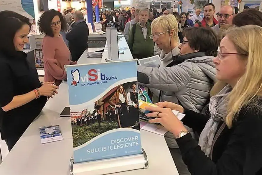 Visitatori nello stand di Visit Sulcis alla fiera di Stoccarda