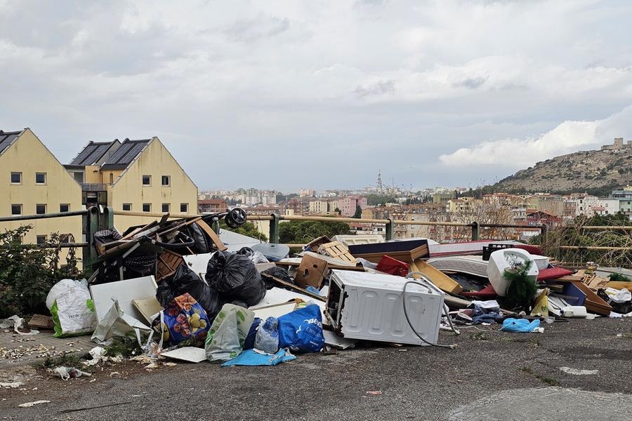 Via Castelli, un percorso a ostacoli tra i rifiuti: così la strada si è trasformata in una discarica