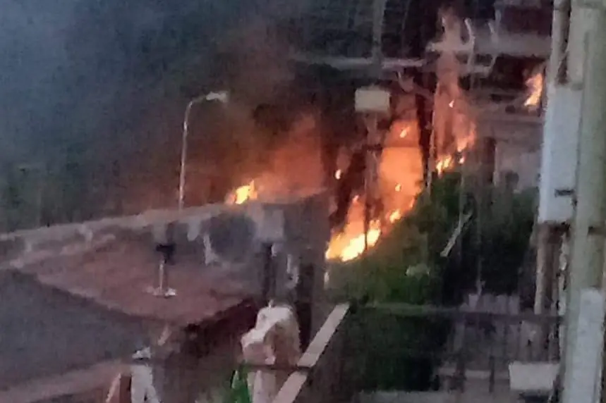 Le fiamme a ridosso delle abitazioni di Pattada (L'Unione Sarda - Tellini)