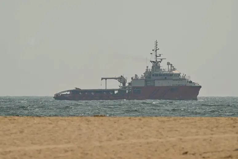Teheran: «Hormuz chiuso». Trump: «Lo Stretto è aperto, li abbiamo bombardati»