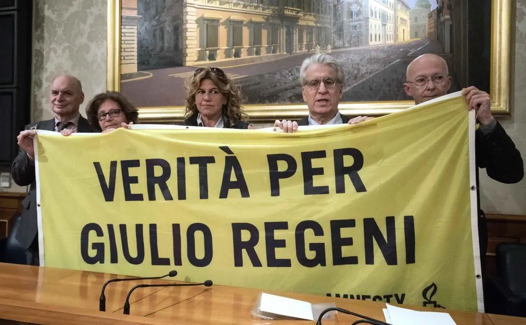 Lo striscione per Giulio: dietro i genitori,  l'avvocato Alessandra Ballerini, Luigi Manconi, Riccardo Noury