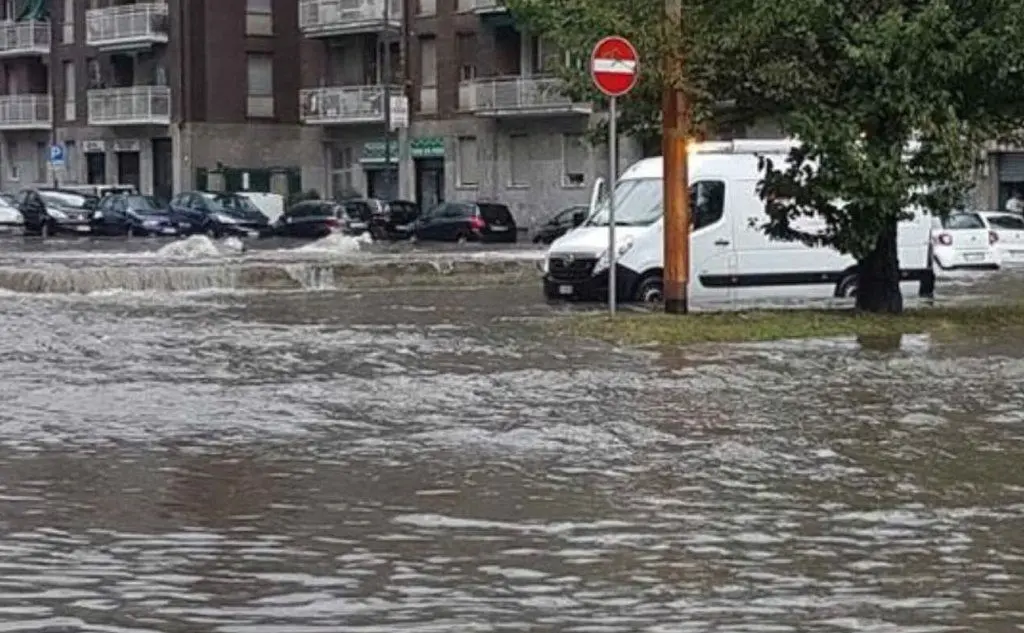 Esondati il Lambro e il Seveso, con le strade trasformate in veri e propri fiumi (foto da twitter)
