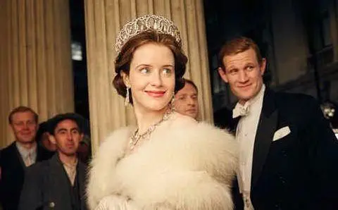 Claire Foy in &quot;The crown 1 e 2&quot; (frame dal video)