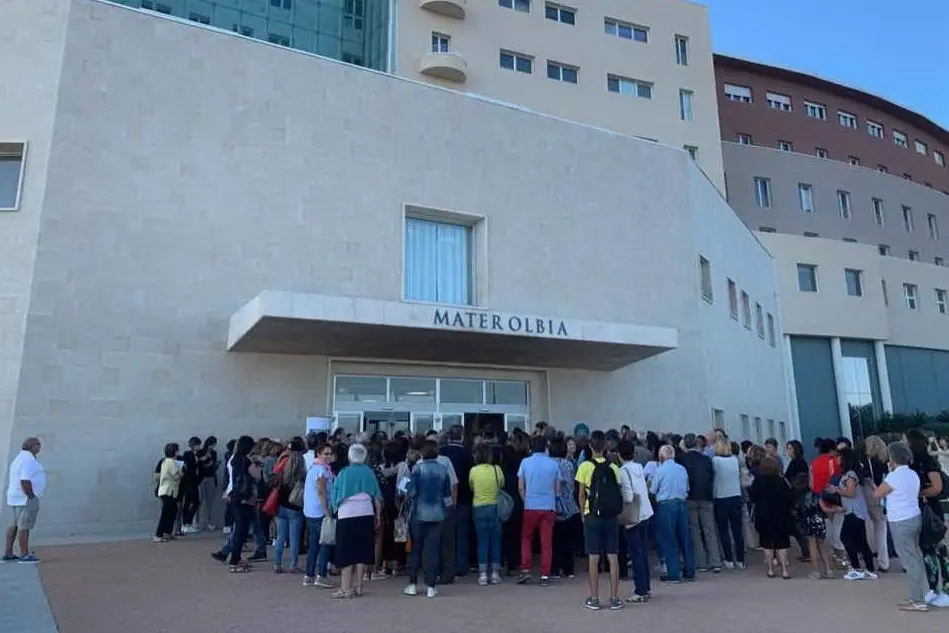 Pazienti in coda al Mater Olbia (Foto Ufficio Stampa)