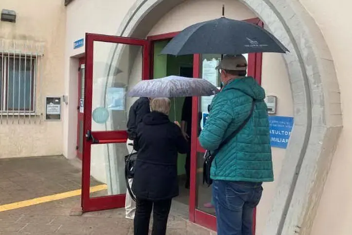 Utenti davanti al Poliambulatorio Andriolu (L'Unione Sarda - Pala)