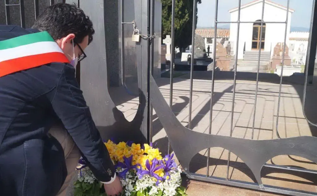 Il sindaco depone i fiori davanti al cimitero (foto Sonia Gioia)