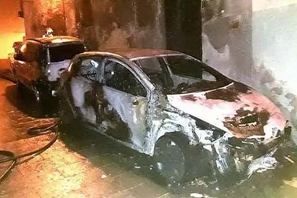 Le auto bruciate in via Maddalenedda (foto L'Unione Sarda - Tellini)