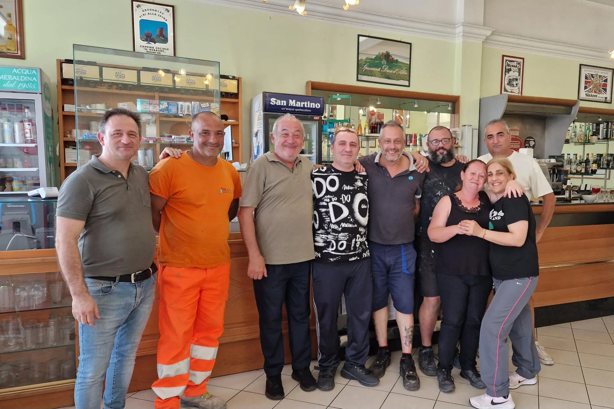 Franco Labagnara nel suo bar con i tanti amici andati a trovarlo (g. da.)