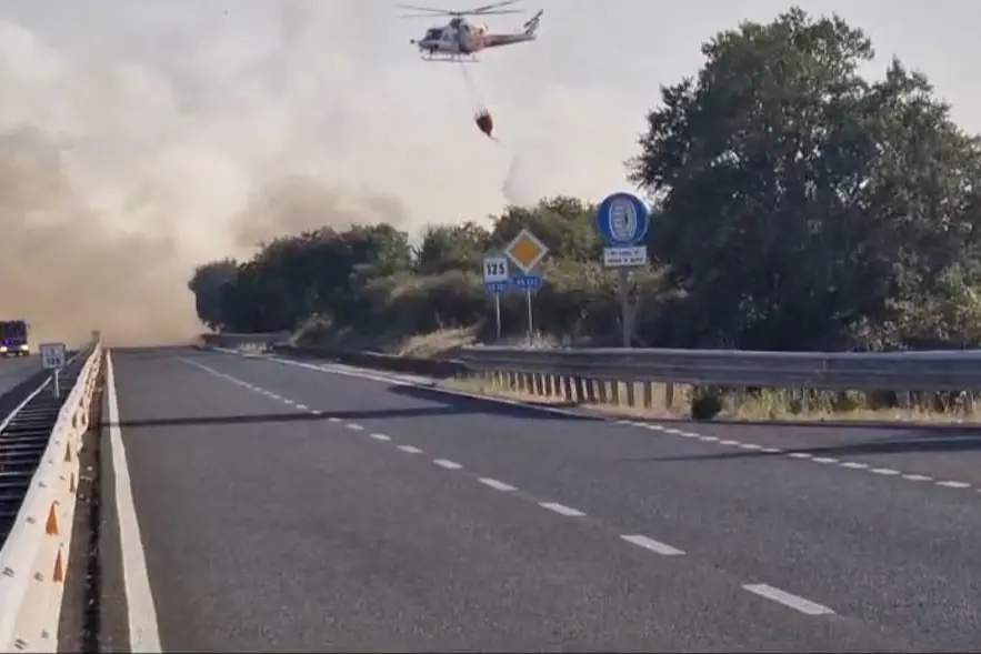 Il fumo sulla 131 (foto Pinna)