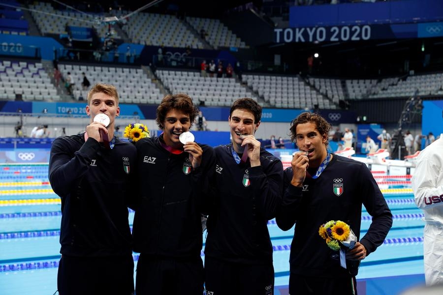 Alessandro Miressi, Thomas Ceccon, Lorenzo Zazzeri e Manuel Frigo con la medaglia d'argento (Ansa)