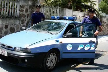 Agenti della volante di Carbonia (foto d'archivio)